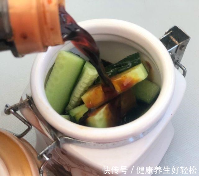 凉拌|凉拌黄瓜这样吃，方便又快捷，一次一盘都不够