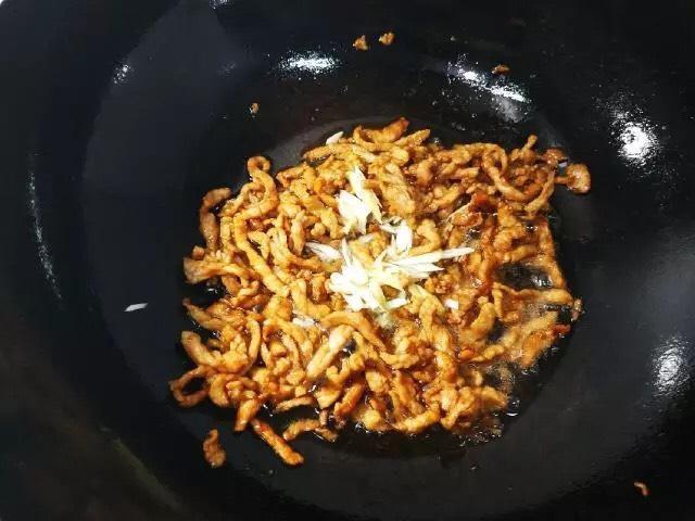 青椒|青椒炒肉丝要不要加水？原来饭店大厨都是这样炒的，真长见识了！