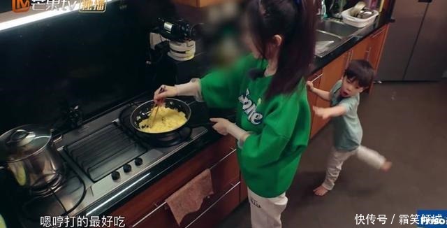 狼吞虎咽|霍思燕准备晚餐,2个人吃3盘菜,嗯哼狼吞虎咽吃了一口又一口