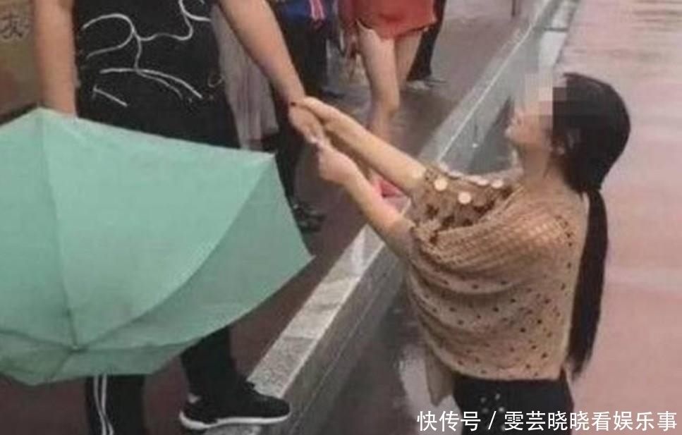  出差|女子谎称要出差却与前男友旅游，被未婚夫当场抓住，女子下跪求原谅