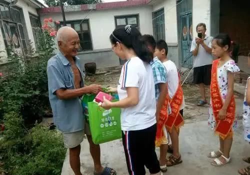 让座|小学生给老人让座，书包忘拿，被老人一把摔到地上，孩子哭了