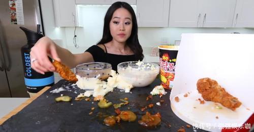 鸡腿|大胃王直播出现失误,桌上的鸡腿“出卖”她,网友:原来是障眼法