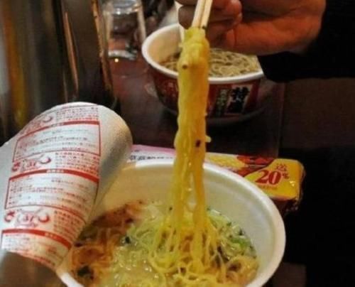 康师傅|这款“龙虾泡面”,卖20元一桶,有一百只虾,打开后康师傅完了