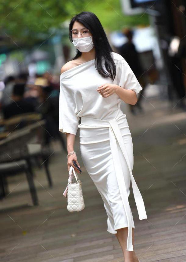  正因为如此|一条白色半身长裙修身的裙型紧致利落，瞬间显得优雅感十足