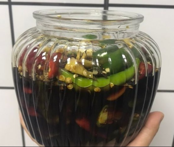  酸辣|辣椒别炒着吃了，教你一个土方法，酸辣爽脆还下饭，放一年也不坏