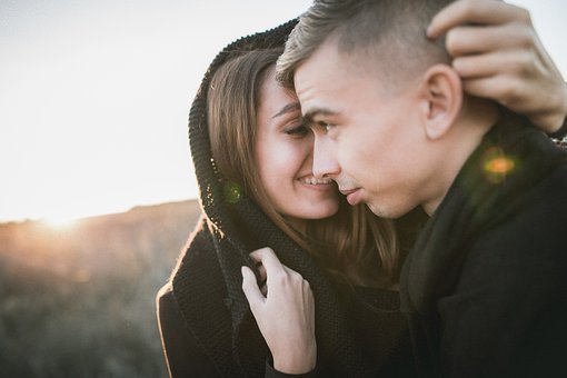 改口|结婚当天改口费红包里装玩具钞票，新娘当众“撒钱”，并取消婚礼