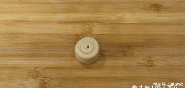 外皮|在家不出门,教你红薯饼的新做法,外皮酥的掉渣,看到它口水直流