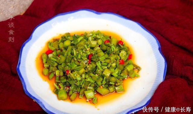 刮油|春季这菜最鲜嫩,开水烫一烫,盆里焖一焖,上桌香辣下饭还刮油