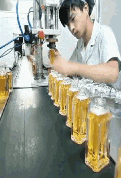 搞笑|搞笑GIF:本以为是高手,没想到是个二货