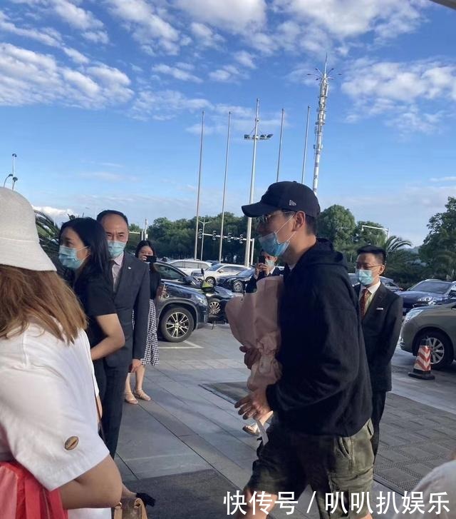  笑容|赵丽颖录《中餐厅》再曝路透照，笑容明媚，黄晓明林大厨热情接待