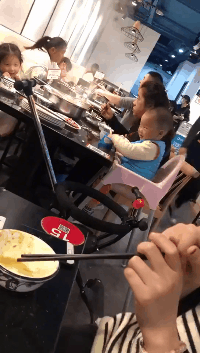 吃饭|搞笑GIF:你们怎么回事,中午没吃饭啊!可是一群女生!