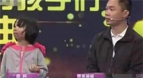  众人|6岁女孩一直戴头套上学，受尽同学白眼，摘下头套后众人湿了眼眶