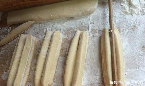 简单|教你炸油条的新方法,15分钟完成全家早餐,简单美味