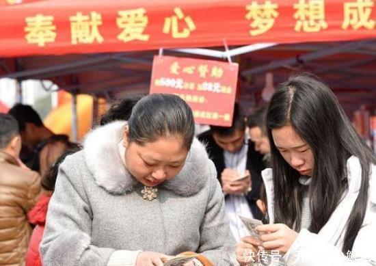 个场|玩刮刮乐中了百万大奖，中奖者笑得合不拢嘴；就是给朋友捧个场