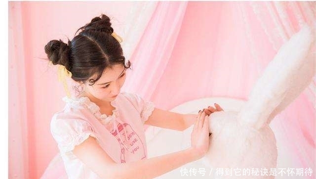  小心翼翼|女生暗恋的表现在哪些方面，我们看看下面的看法，看看你暗恋的女生是不是也在暗恋你