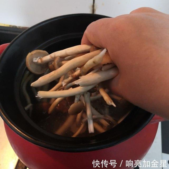  好喝|茶树菇鱼丸鸡汤，营养丰富，鲜美好喝