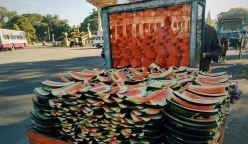 原因|小伙脑洞大开,卖西瓜去籽还雕花,路人只看不买,得知原因扎心了