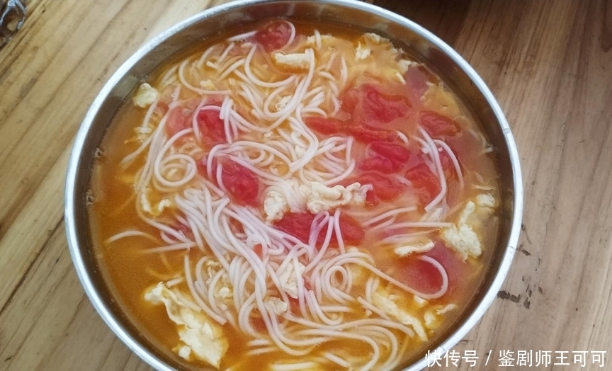 西红柿鸡蛋面|最简单的快手饭，5分钟做两碗，没有大鱼大肉，却吃得舒服