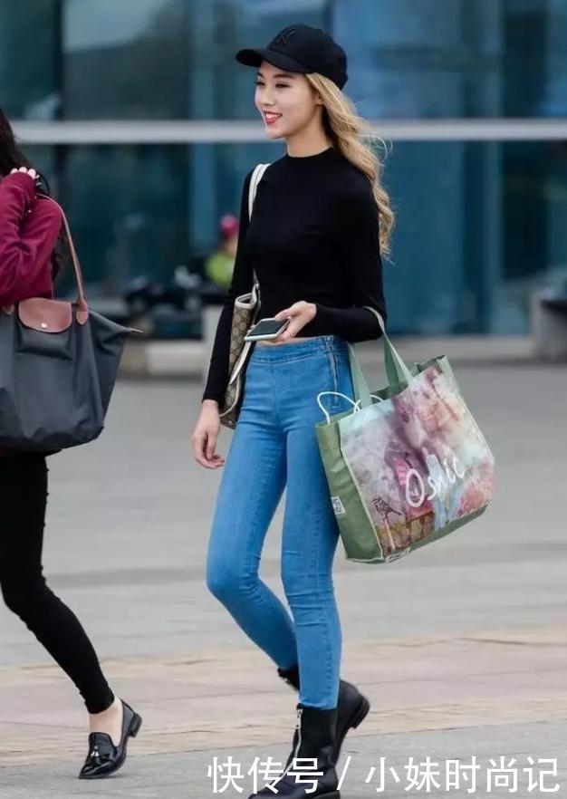 牛仔裤|摄影:黑色修身长袖T恤,搭配天蓝色长牛仔裤,尽显出魅力十足的气质美