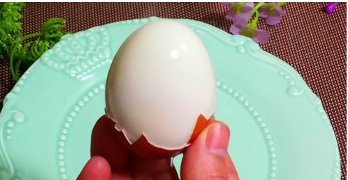  煮鸡蛋|水煮蛋时，不要只加清水煮，加一勺它，鸡蛋又香又嫩，好剥皮