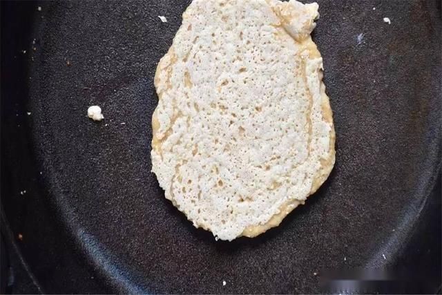 冲泡|麦片不仅能冲泡,放入两个鸡蛋做成饼,早餐吃它健康又美味