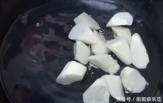  洗干净|煲排骨汤：排骨不要直接炖，也不要放料酒，多一个步骤，汤鲜味美