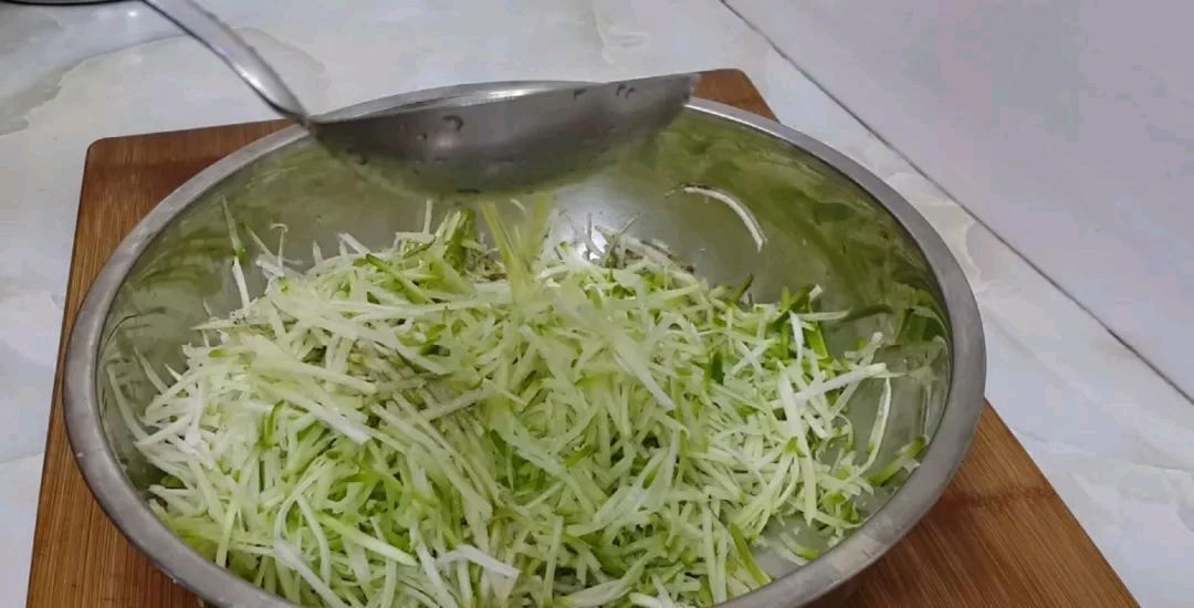 丸子|到吃萝卜的时候,我教你怎么做萝卜肉丸它们味道鲜美,但不油炸你吃得越多,它们就越香