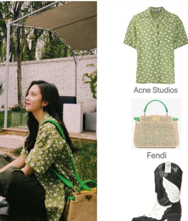  穿搭|宋妍霏嫌黑色长靴太单调，在上面画几条白线后，显腿长效果简直了