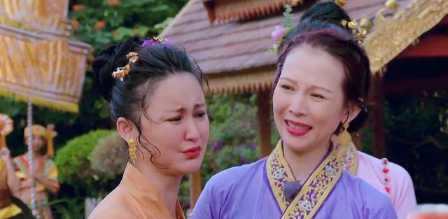 蔡少芬|蔡少芬张歆艺玩泼水游戏,看到他们的脸上溅满了水