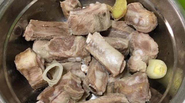  错误|焯排骨用“冷水”还是“沸水”做错了肉发柴，以后别犯这错误了