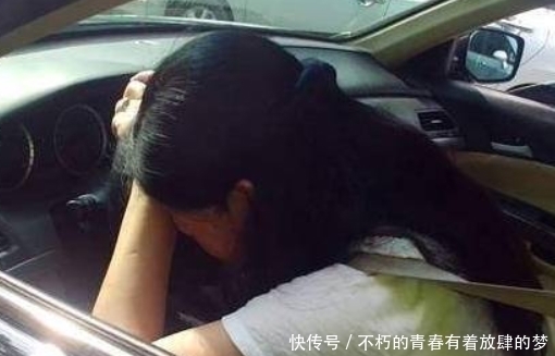 长时间|马路上一辆车停着长时间不走，严重影响交通，看到车里女子傻了眼