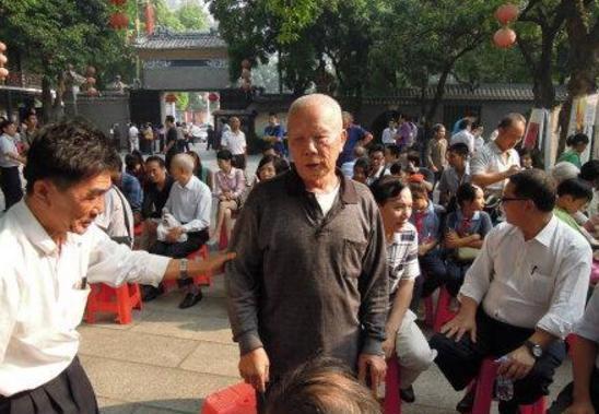 年后|广东老人因一张照片获奖5000元，25年后，为何向政府索赔280万？