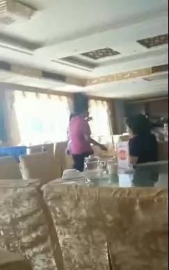 相亲|男子去酒楼相亲,吃完饭溜走没付钱,媒婆和女子打电话呵斥回来买单没风度