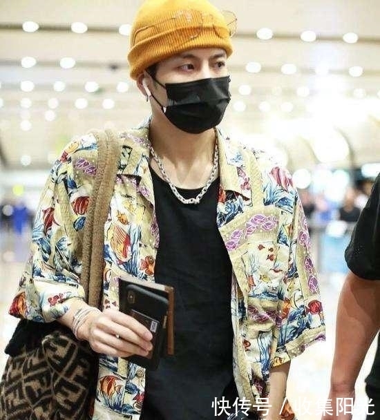 特别|王嘉尔大秀鲨鱼线,迷妹们都尖叫了,满满的“男人味”溢出屏幕