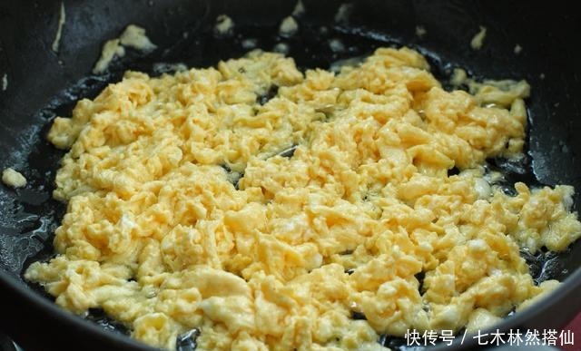 做出|包子不一定非要有肉，简单几步就能做出暄软的素包子，出锅就吃仨