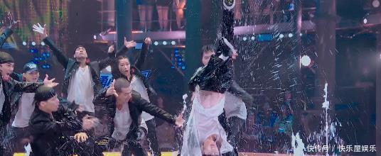  炫酷|王一博带伤上场，水中滑跪炫酷，张艺兴欢乐挑刺：一博没有脱衣服