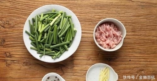  蒜苔炒肉|蒜薹炒肉不是炒老了就是不脆？下锅前腌制下，入味又脆爽