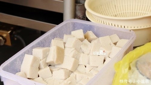  排到|藏身拐角巷弄，一家小破店，只卖两种吃的，排队都排到大街上去了