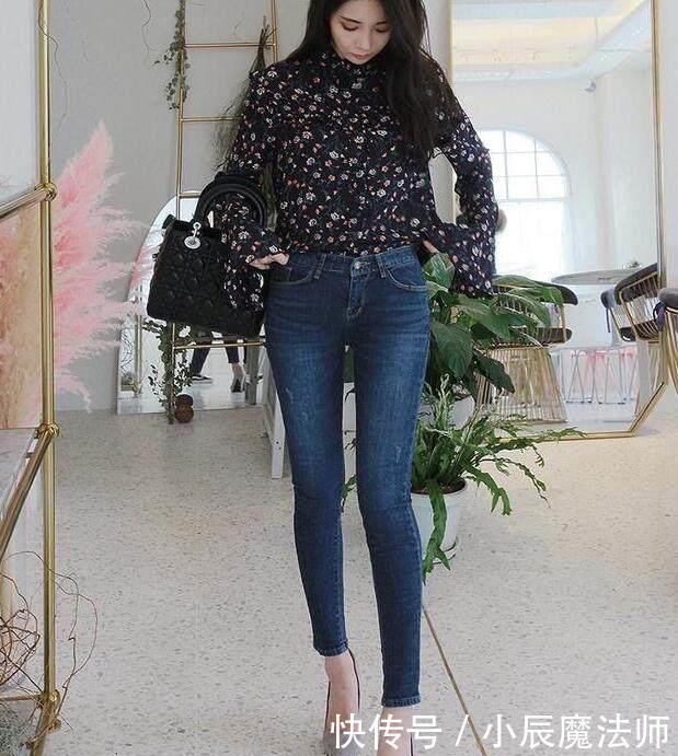 优雅|小姐姐爱穿紧身牛仔裤,玲珑曲线非常惹眼,衬托出优雅的气质!
