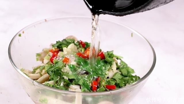  杏鲍菇|夏天就爱这样的凉拌菜，脆嫩鲜香好开胃，上桌都抢着吃