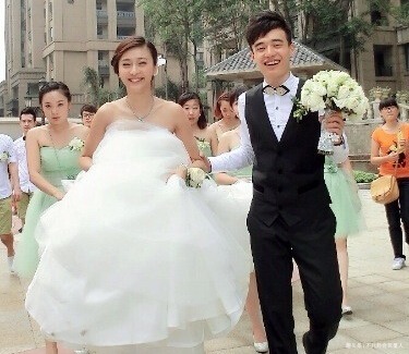  走红|十亿千金因《好声音》走红，被谢霆锋收徒，现变整容脸比亲妈显老