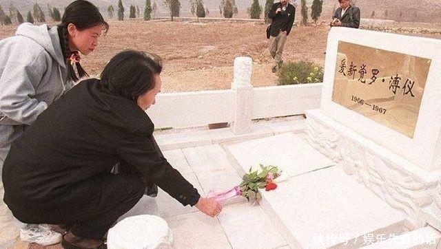 李淑贤和溥仪|溥仪最后一任妻子李淑贤:直言溥仪离不开她,图9抱着溥仪的骨灰