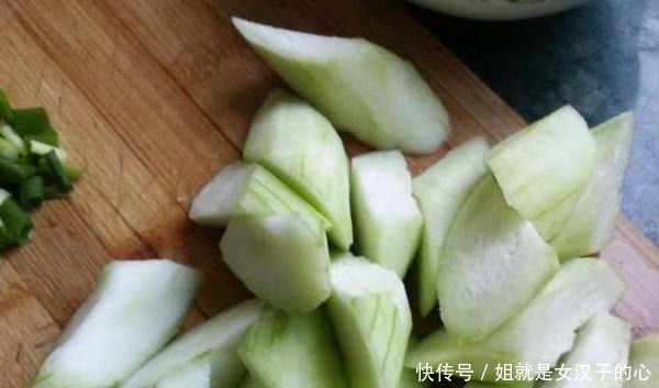 做出来|炒丝瓜时不要再直接炒制了，多加两步，丝瓜鲜美又入味