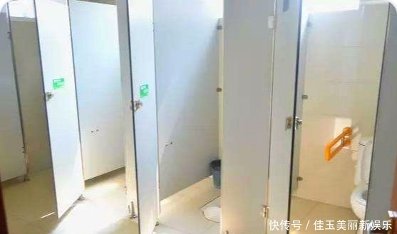 无奈|小伙儿上厕所忘带手纸，无奈撕下墙壁上的纸条，果然中奖了！
