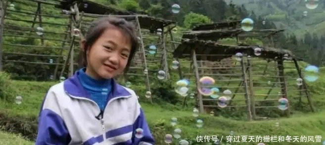 成网|《变形计》的漂亮妹妹梁小友成网红,因父亲生病辍学挣钱,却被网友批评想红