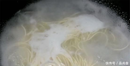  们在对面|煮面条时，用开水或冷水煮都不对！教你正确做法，面条筋道又弹口