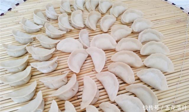 好吃|妈妈包了薄皮馅的饺子,很好吃,我一口气吃了两碗饺子