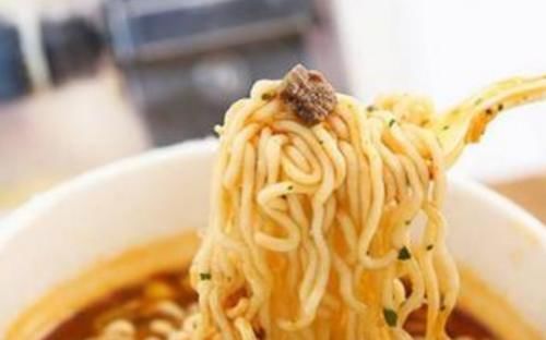 放入|康师傅被曝造假将牛肉粒放入热水中,网友直呼被骗了