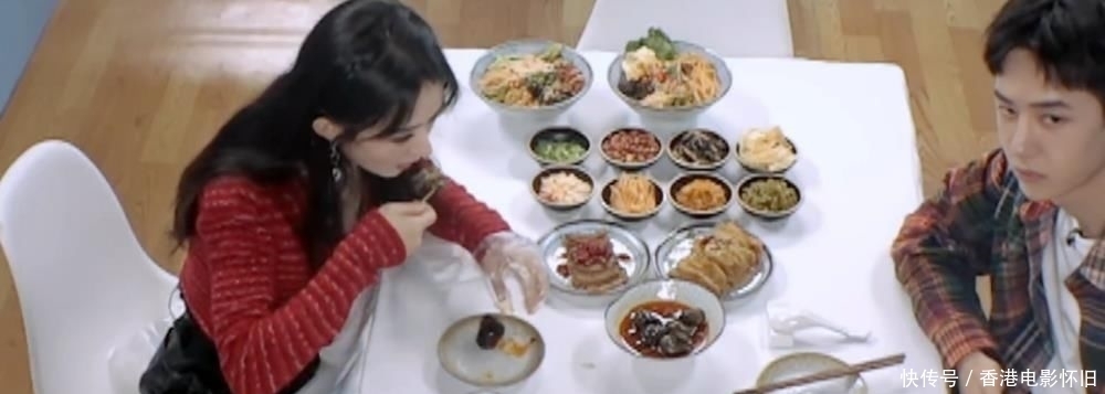  赵丽颖|赵丽颖吃超大田螺, 却被王一博给嫌弃? 小声说了句话全场都尴尬了!