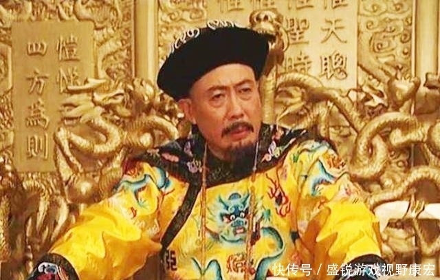 受礼|康熙南巡, 一位老妇人准备下跪接驾, 康熙不敢受礼连忙上前搀扶